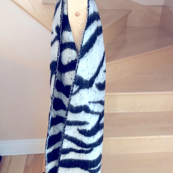 H&M Large winter scarf 🧣 - Picture 1 of 3